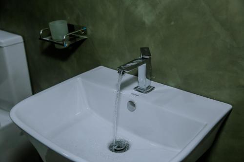 ein Waschbecken mit Wasser aus dem Bad in der Unterkunft Perfect view mirissa in Mirissa