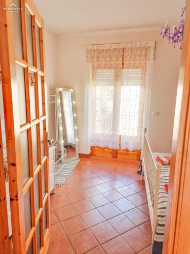 Cette chambre dispose d'une grande fenêtre et de carrelage. dans l'établissement Wanderlust Sicily appartamento "Mare", à Oliveri