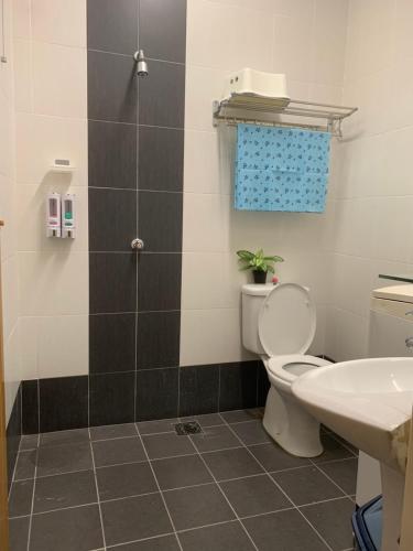 ein Bad mit einem WC und einem Waschbecken in der Unterkunft Puncak Villa 10-20pax in Kuala Kangsar