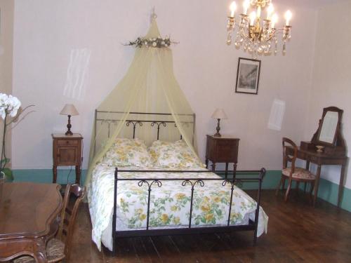 um quarto com uma cama de dossel em Manoir de Tourville em Les Halles
