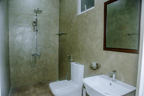 uma casa de banho com um chuveiro, um WC e um lavatório. em Perfect view mirissa em Mirissa