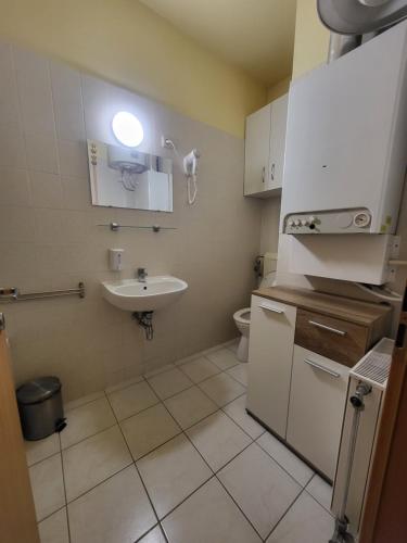Ένα μπάνιο στο József Attila Lakás Apartman Hajdúszoboszló