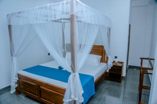 ein Schlafzimmer mit einem Himmelbett in der Unterkunft Perfect view mirissa in Mirissa