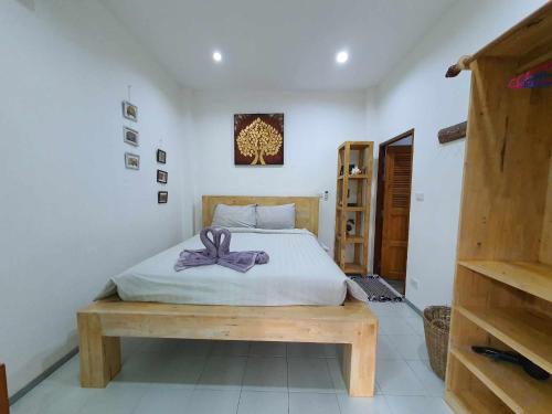 Ένα ή περισσότερα κρεβάτια σε δωμάτιο στο Niniari House