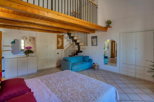 Un dormitorio con una cama azul y una escalera en Casa Cinzia Minori, en Minori