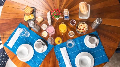 uma mesa com uma toalha de mesa azul e comida nela em Pousada do Bispo em Cabo Frio