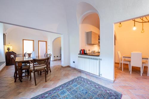 a dining room and kitchen with a table and chairs at (Loft in centro) Laboratorio dell’alabastro in Volterra
