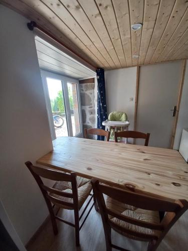 une salle à manger avec une table et des chaises en bois dans l'établissement LA MAISON DE VALERIE, à Quézac