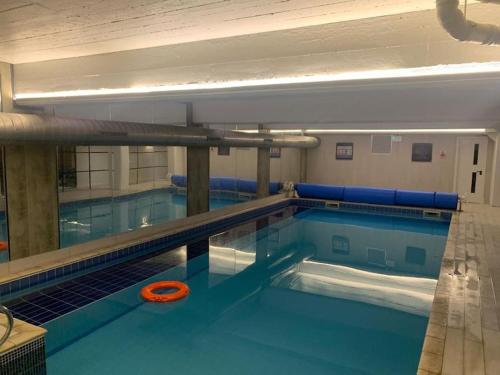 萊斯特的住宿－Leicester City Center - Sauna Pool Gym，游泳池里放着橘子薯条