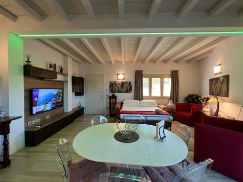 a living room with a table and a couch at Antica Fonte Holiday Homes in San Pantaleo