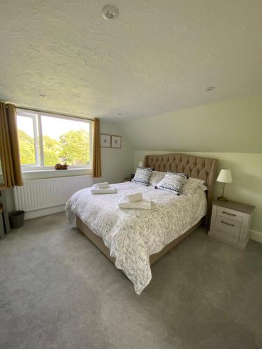 a bedroom with a bed with two towels on it at New Forest View in Beaulieu