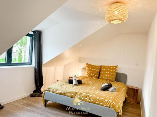 a bedroom with a yellow bed in a attic at Les embruns in Trégunc