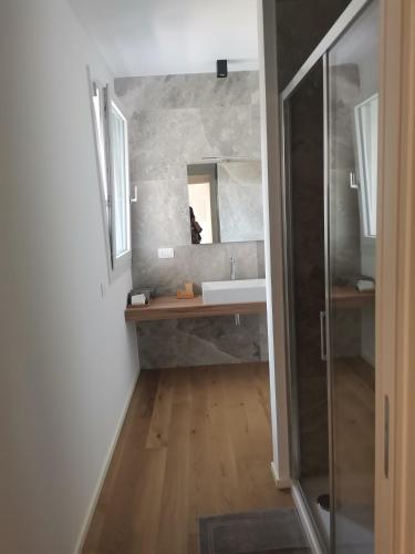 ein Bad mit einem Waschbecken und einem Spiegel in der Unterkunft B&B PORTELLO Le Terrazze 2 in Mailand