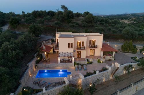 Πισίνα στο ή κοντά στο Ageri Traditional Villa