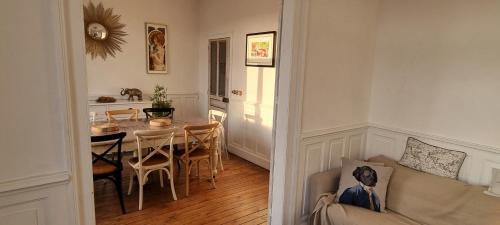 un salon avec un canapé et une table à manger dans l'établissement Maison Berckoise Belle Époque - Plage et Centre, à Berck-sur-Mer