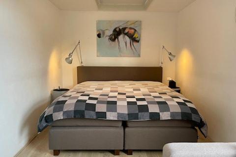 ベルゲン・アーン・ゼーにあるOaseのチェックベッド付きのベッドルーム1室が備わります。