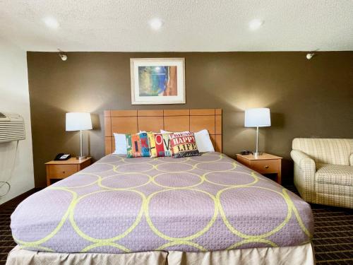 Postel nebo postele na pokoji v ubytování The Quincy Inn & Suites