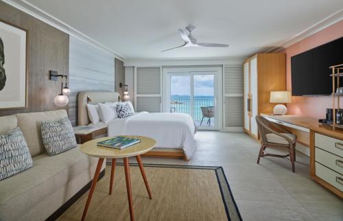 um quarto de hotel com uma cama e uma mesa em Morningstar Buoy Haus Beach Resort at Frenchman's Reef, Autograph Collection em Nazareth