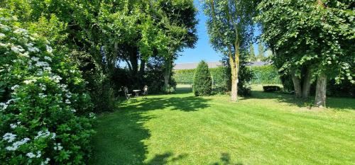 Taman di luar Gite avec piscine et bain nordique proche des plages du débarquement