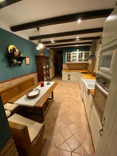 uma grande cozinha com uma mesa e um fogão em Casa Rural el Zapatero 