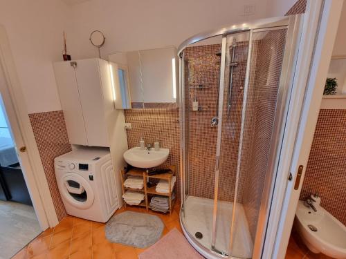 bagno con doccia, lavandino e servizi igienici di Anastasia's boutique apartment a Cattolica