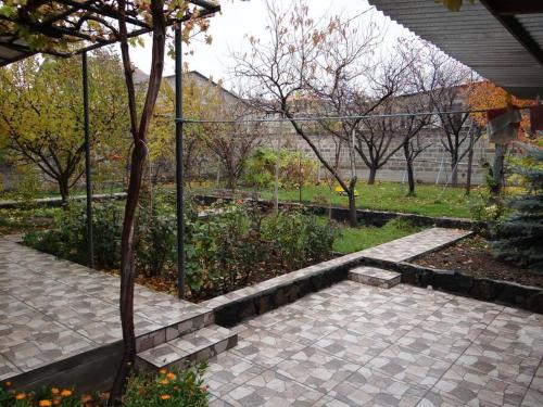 B27: Studio+BDR w/big Garden away from city heat!