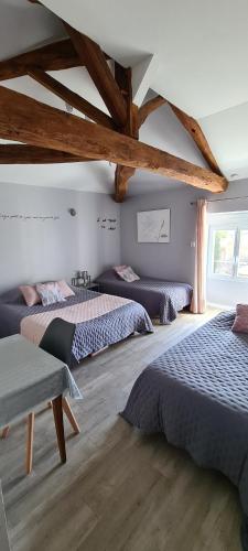 Neuville-du-Poitou的住宿－A la Gloriette，一间卧室,配有三张床