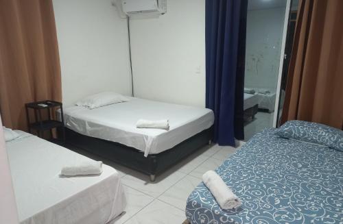 Pokój hotelowy z 2 łóżkami i lustrem w obiekcie Posada Lia Centro w mieście Providencia
