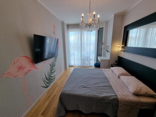 卡托利卡的住宿－Anastasia's boutique apartment，一间卧室配有一张床和一台平面电视