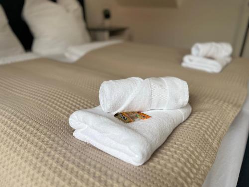 einen Stapel Handtücher auf dem Bett in der Unterkunft Große Wohnung im Zentrum von Osnabrück in Osnabrück