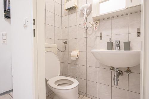 uma casa de banho com um WC e um lavatório em Modern Comforts: Chic Studio Apt Centrally Located em Viena