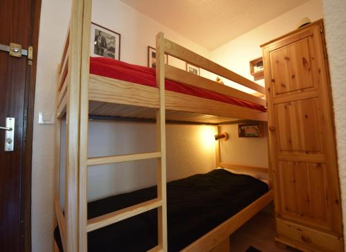 - une chambre avec 2 lits superposés dans l'établissement Studio 3 étoiles Les Helianthes, à La Clusaz