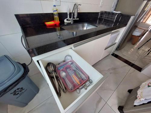 a small kitchen with a sink and a counter top at Casa confortável e segura na região da Pampulha in Belo Horizonte