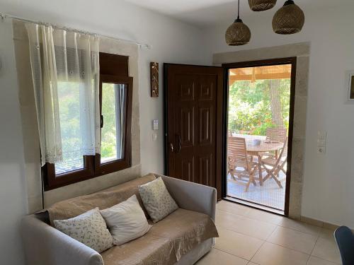 un salon avec un canapé et une table dans l'établissement The Garden House, Sitia, à Siteía