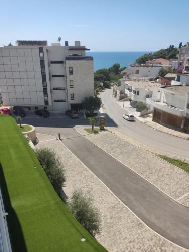 Blick auf eine Straße von einem Gebäude in der Unterkunft Allure Apartments in Ulcinj