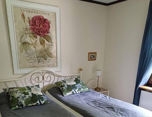 a bedroom with a bed and a picture on the wall at Hus i lugn och naturskön miljö in Ockelbo