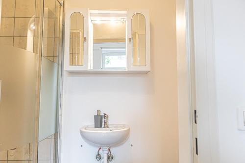 a bathroom with a sink and a mirror at Brilliant 1BR Apt Comfortable Design/Near Schönbrunn in Vienna