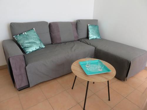 un salon avec un canapé et une table dans l'établissement Appartement à 50 mètres de la plage, à Saint-Jean-de-Monts