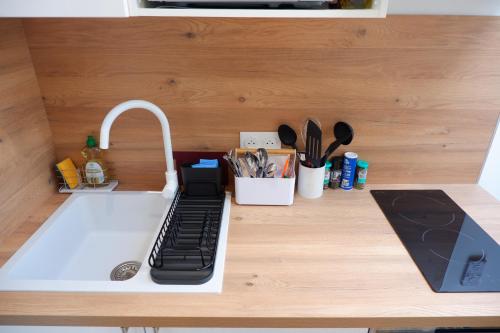 eine Küchentheke mit Tastatur und Spüle in der Unterkunft Chez Audrey & JD in Vertou