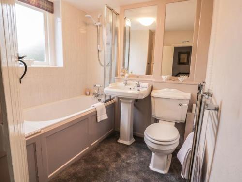 a bathroom with a toilet and a sink and a bath tub at Stone Cottage, Idyllic Village in Ingham