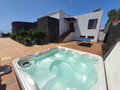 Πισίνα στο ή κοντά στο Lujosa Villa 4 hab Piscina, Jacuzzi y Vistas Mar