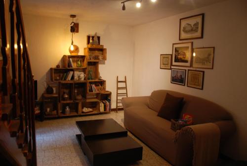 a living room with a couch and a table at Cà Mia in Nus