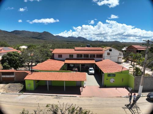 里奧迪孔塔斯的住宿－Pousada Portal da Chapada，享有高山房屋的空中景致