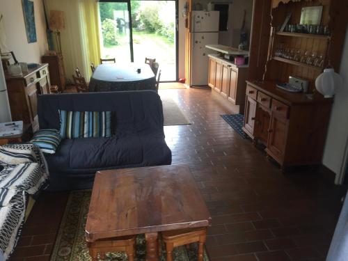 un salon avec un canapé et une table basse dans l'établissement Maison Port du Crouesty Morbihan, à Arzon