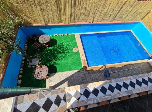 una vista aérea de una piscina con patio en The Zawi Legacy, en Imouzzer Kandar