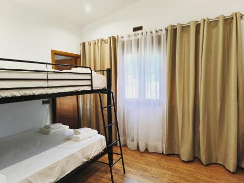 Zimmer mit 2 Etagenbetten und einem Fenster in der Unterkunft Casa Grande Del Pinar in Almorox
