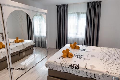 1 dormitorio con espejo y 1 cama con ositos de peluche. en Vila Lazar, en Cut