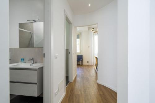 a white kitchen with a sink and a counter at Easylife - Esperienza unica nel cuore di Moscova in Milan