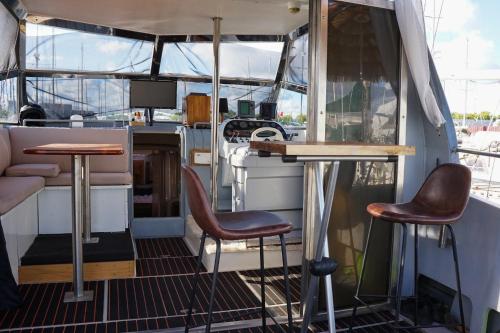 un bar sur un bateau avec deux tabourets de bar dans l'établissement Bâteau cocoon en amoureux, à Bordeaux