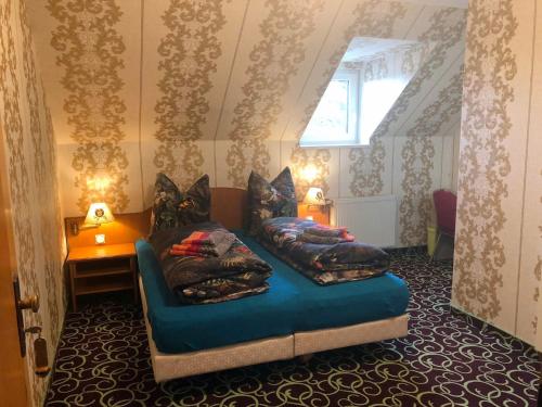 Ένα ή περισσότερα κρεβάτια σε δωμάτιο στο Hotel Eulenspiegel - Das Erlebnishotel in Riesa